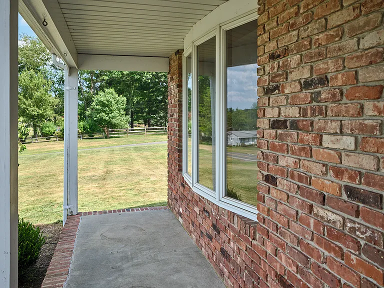 815 Clawson Ave — Photo 3