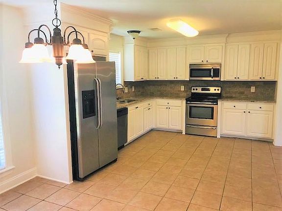 5th image of 134 Longwood Place Dr W