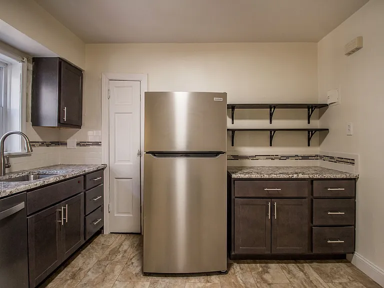 (204) 7339 Dartmouth Ave — Photo 12