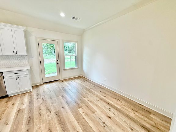 5th image of 472 Mobile St