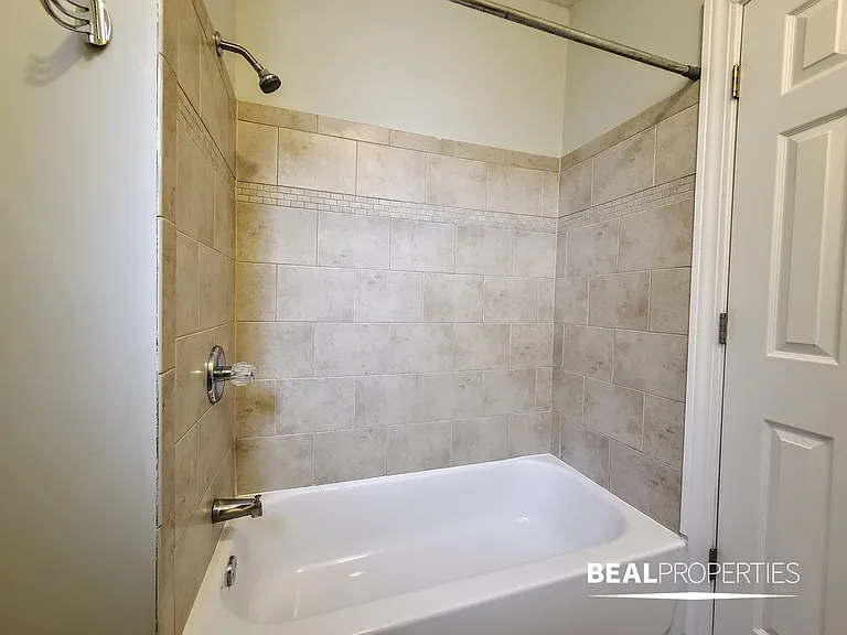 1444-50 W Byron St — Photo 31