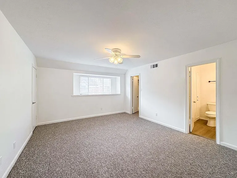 1219 Saxony Ln — Photo 10