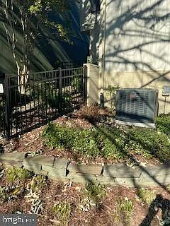 1823 N Shore Ct — Photo 2