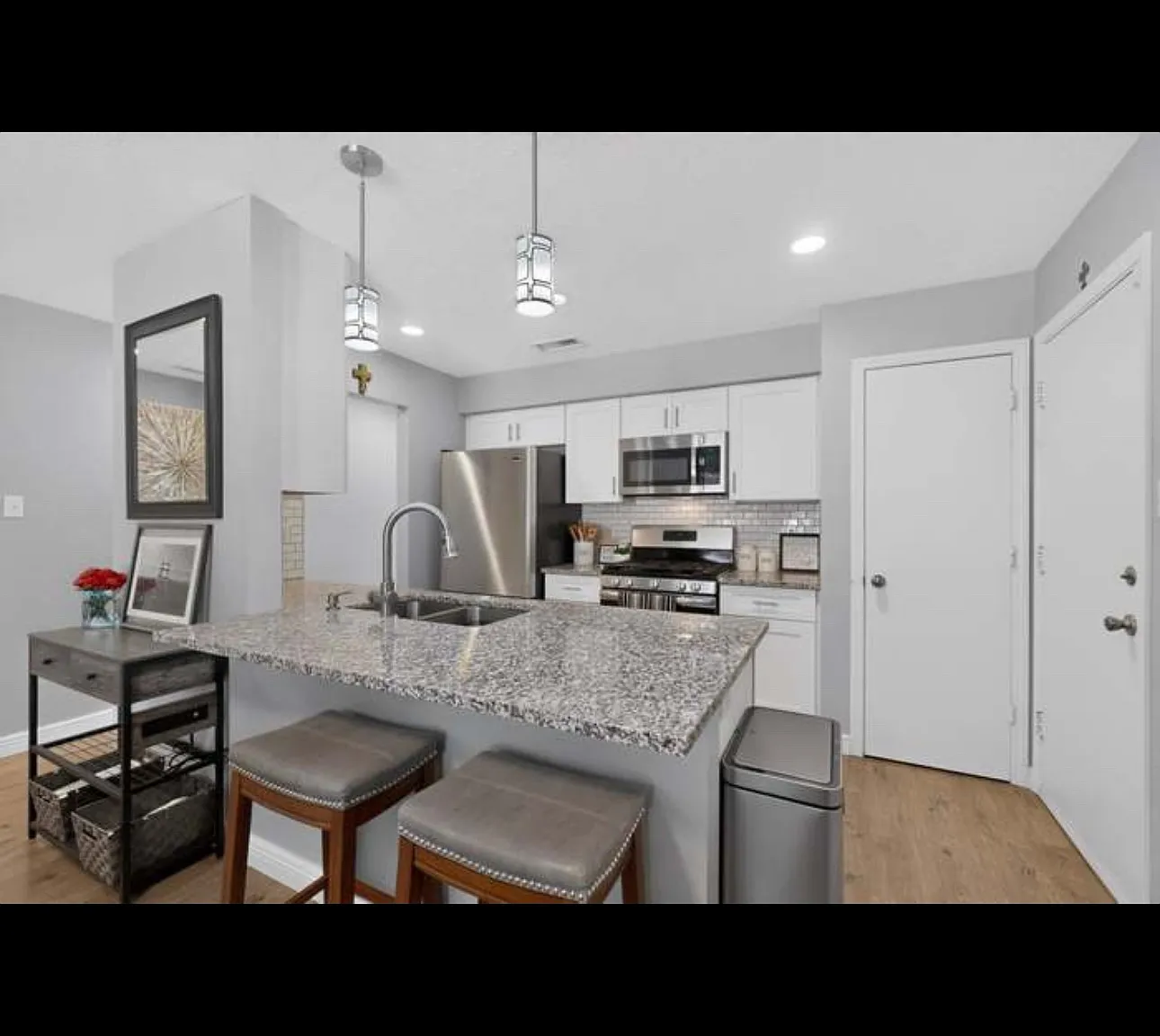 4 bed, 2.5 bath, 2032 sqft, $2,300 — Photo 4