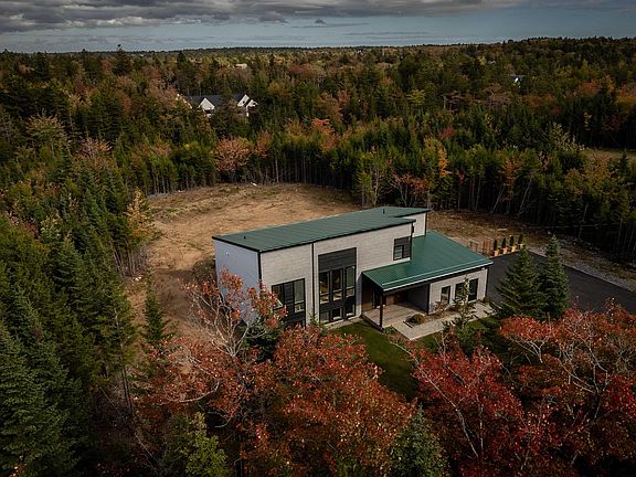 4th image of 394 Canoe Cres