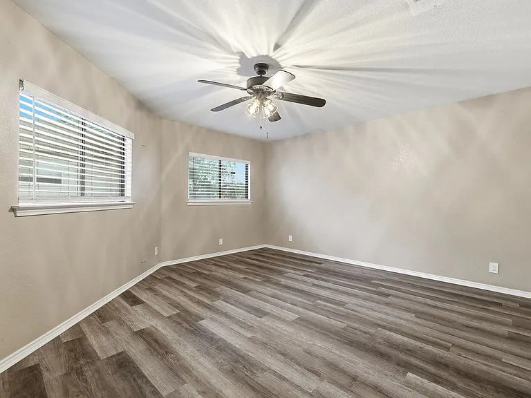 151 McLennan Oak — Photo 17