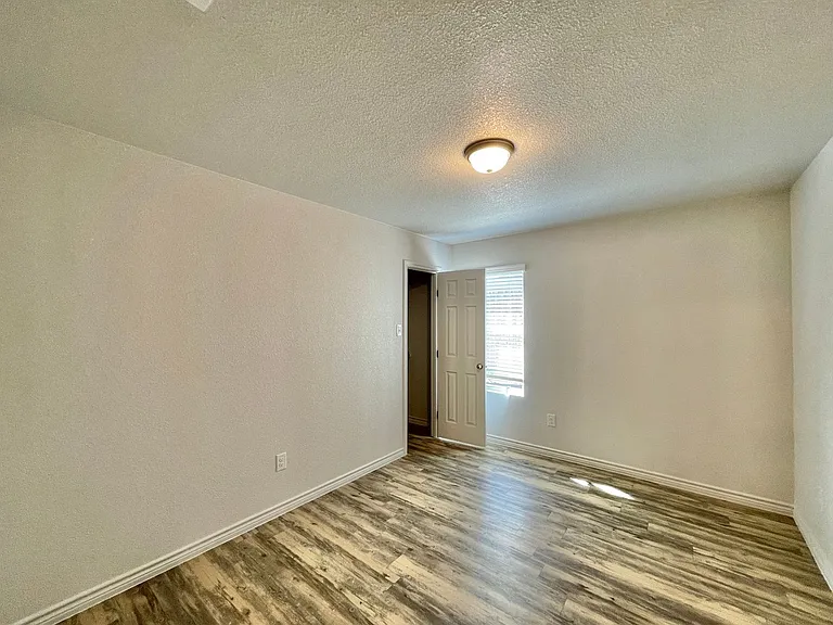 1821 Castroville Trl — Photo 16