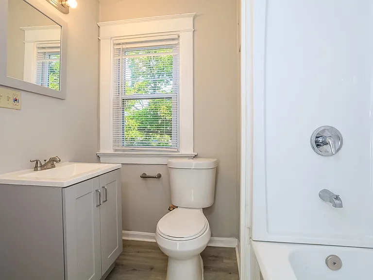 655812_028_bathroom_13136611.jpg