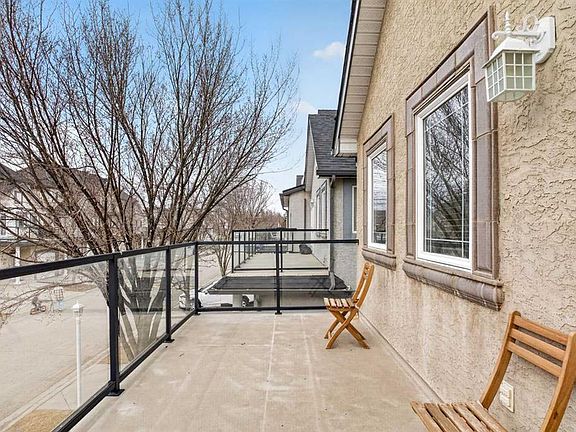 4th image of 34 W Simcoe Pl SW