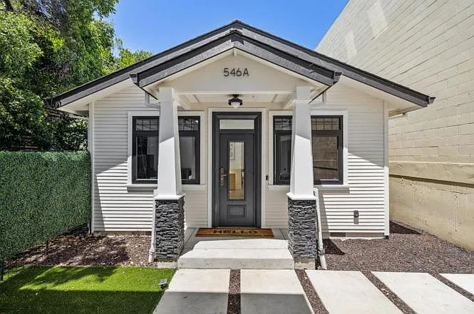 546A Oxford Ave — Photo 2