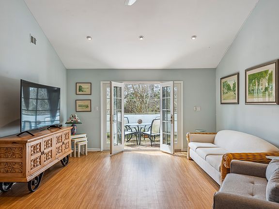 5th image of 10 Leland Ln