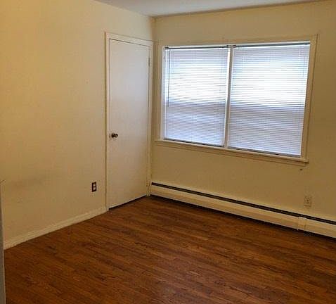4th image of 385 Castleton Ave
