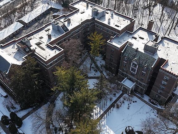 2nd image of 100 Palisade Ave #D12