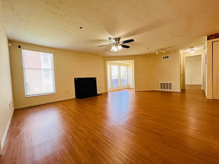 4245 Courtside Dr — Photo 8