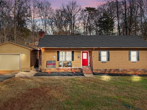 3220 Oakridge Dr, Graham, NC 27253