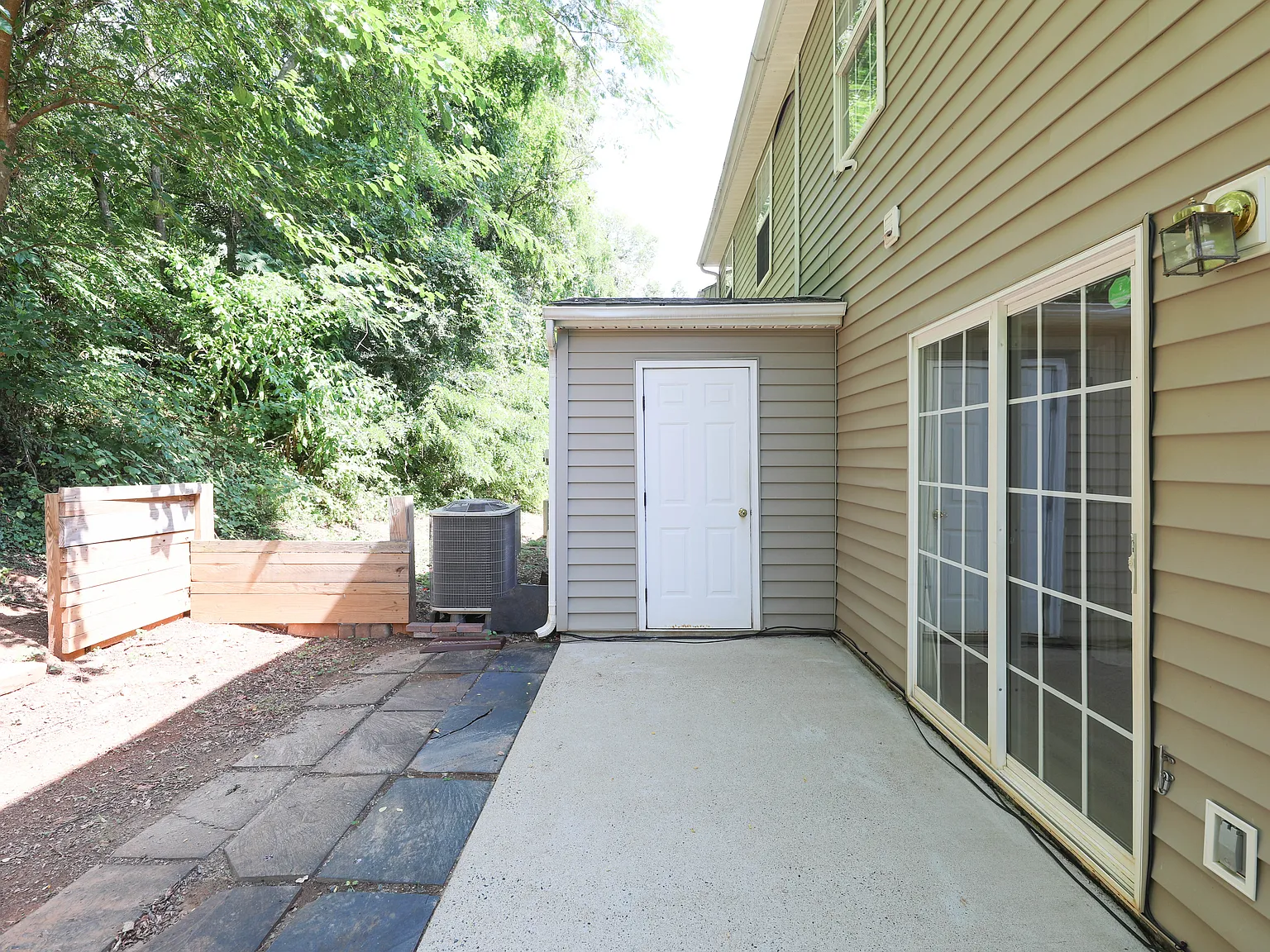 3 bed, 1080 sqft, $2,300 — Photo 2