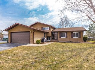 71 Brook Ln, Lindenhurst, IL 60046