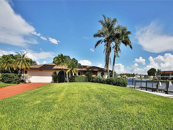 Located at the end of SE 40th Terr. Cul De Sac location with huge, wide intersecting canal views