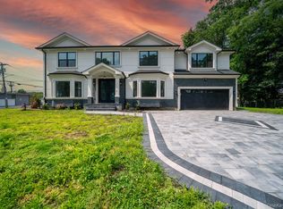 17 Park Drive East, Syosset, NY 11791