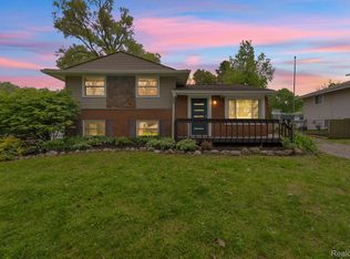 842 Bird Song Dr, Milford, MI 48381