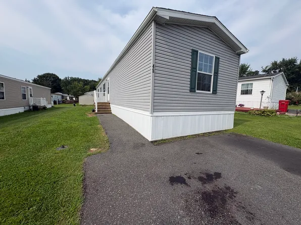 45 Willington Dr, Macungie, PA 18062