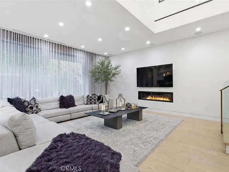 4545 Stern Ave — Photo 15
