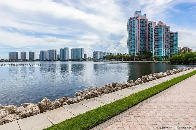Mystic Pointe Tower 400 C — Photo 3