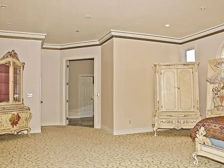 Master bedroom (main floor)