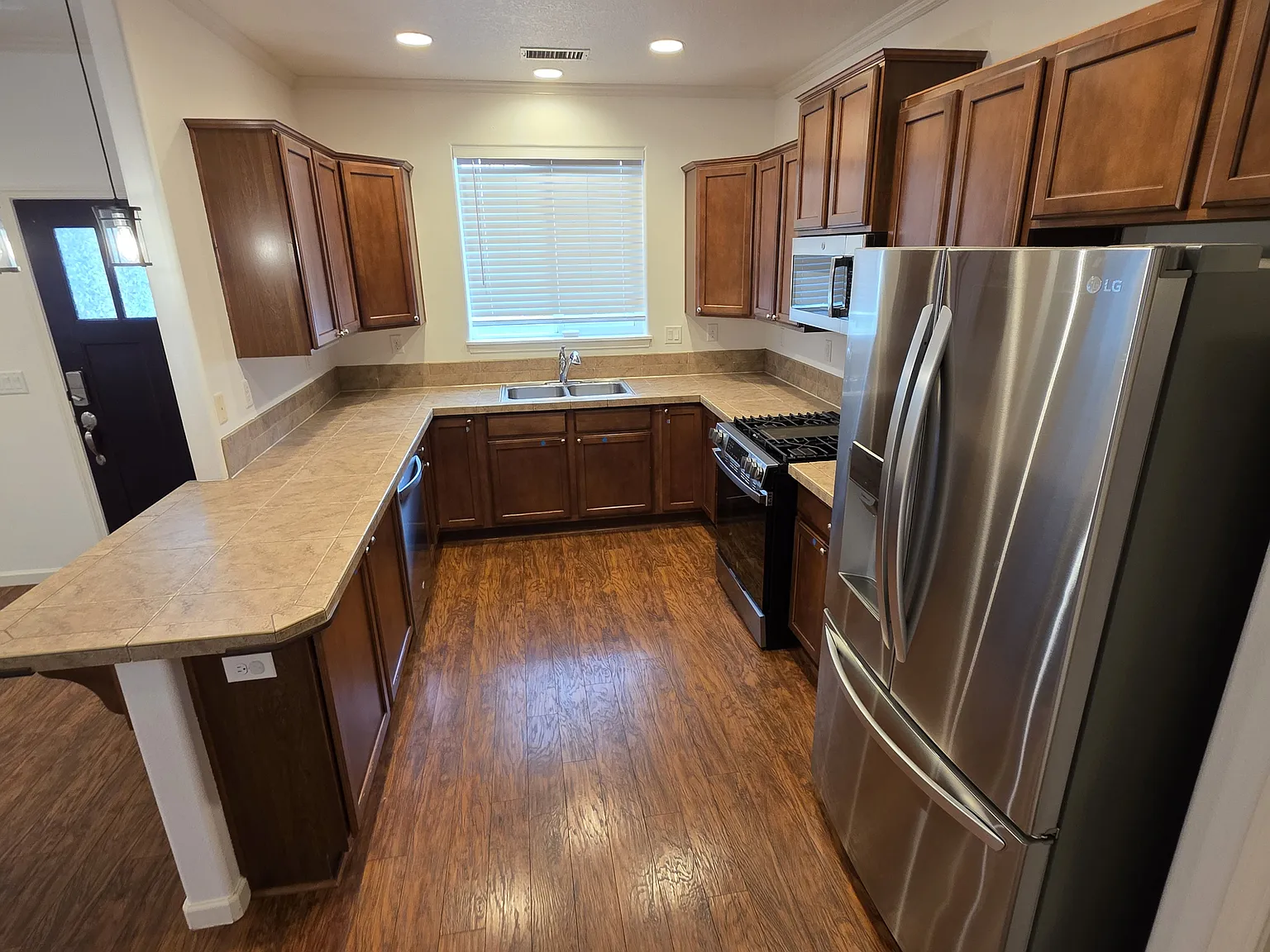 3 bed, 2.5 bath, 1852 sqft, $2,695 — Photo 3
