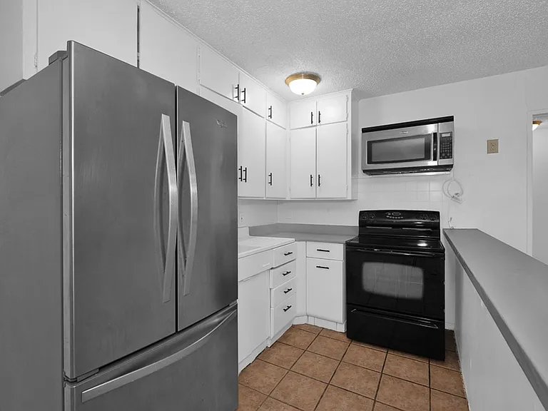 900 S Houston St — Photo 3