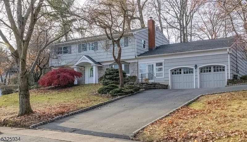 6 Camelot Way photo 1