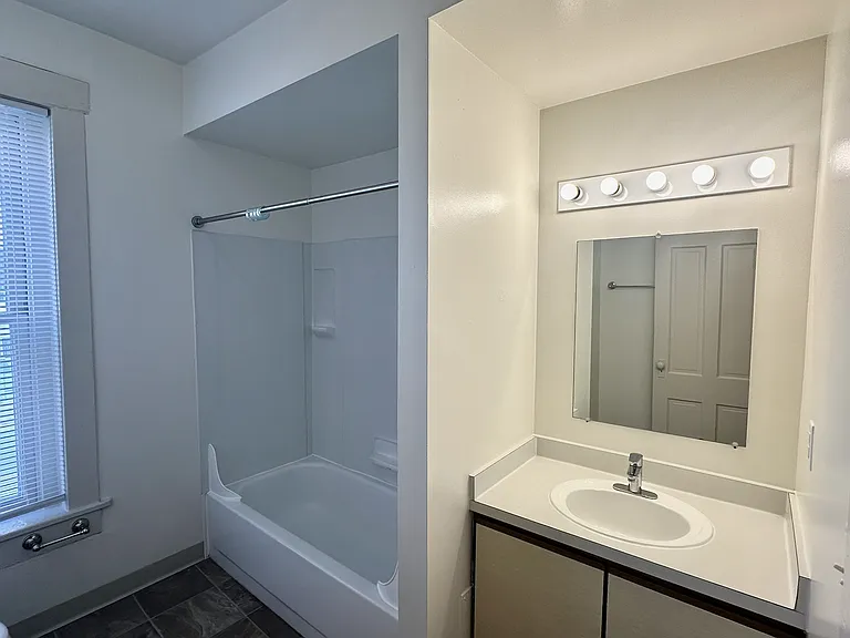 984 N High St — Photo 6