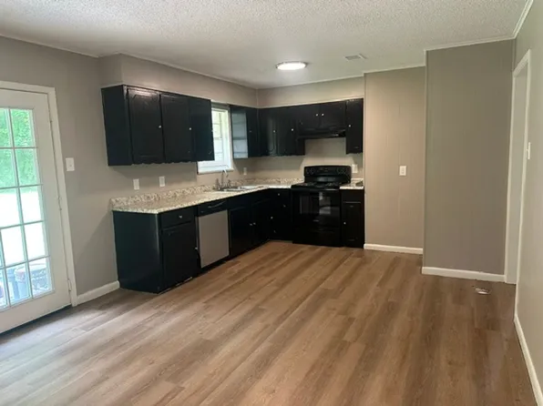 909 Lawrence Dr, Longview, TX 75604