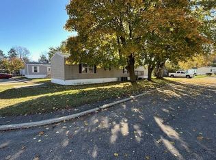 2802 Viewfield Ln, Almont, MI 48003