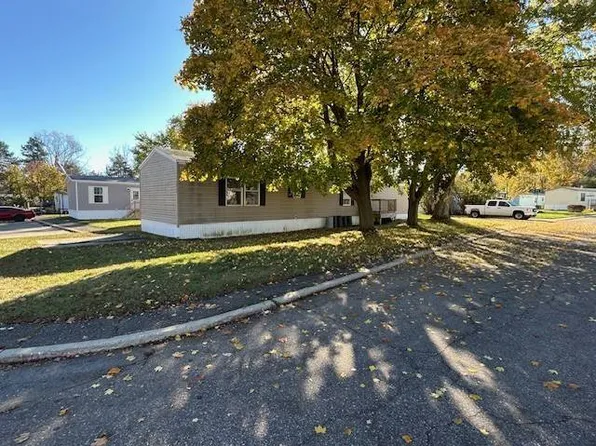 2802 Viewfield Ln, Almont, MI 48003