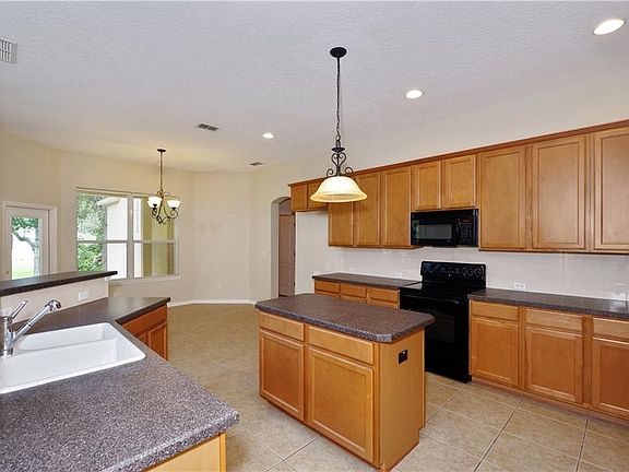 4th image of 400 Macchi Ave