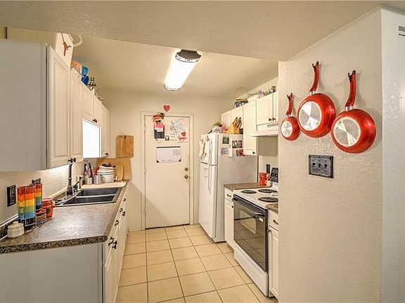 3rd image of 416 Bentwood Dr