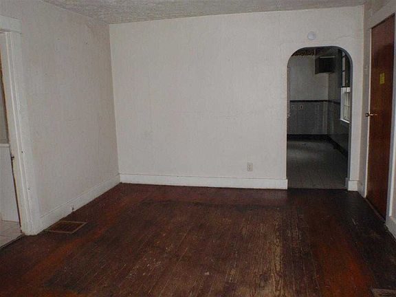 5th image of 2045 Courtland Ave