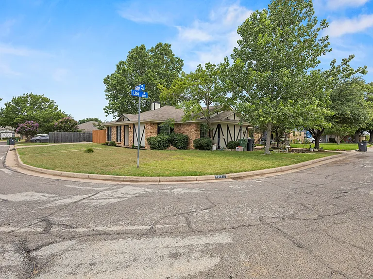 2528 Lido Ln — Photo 4