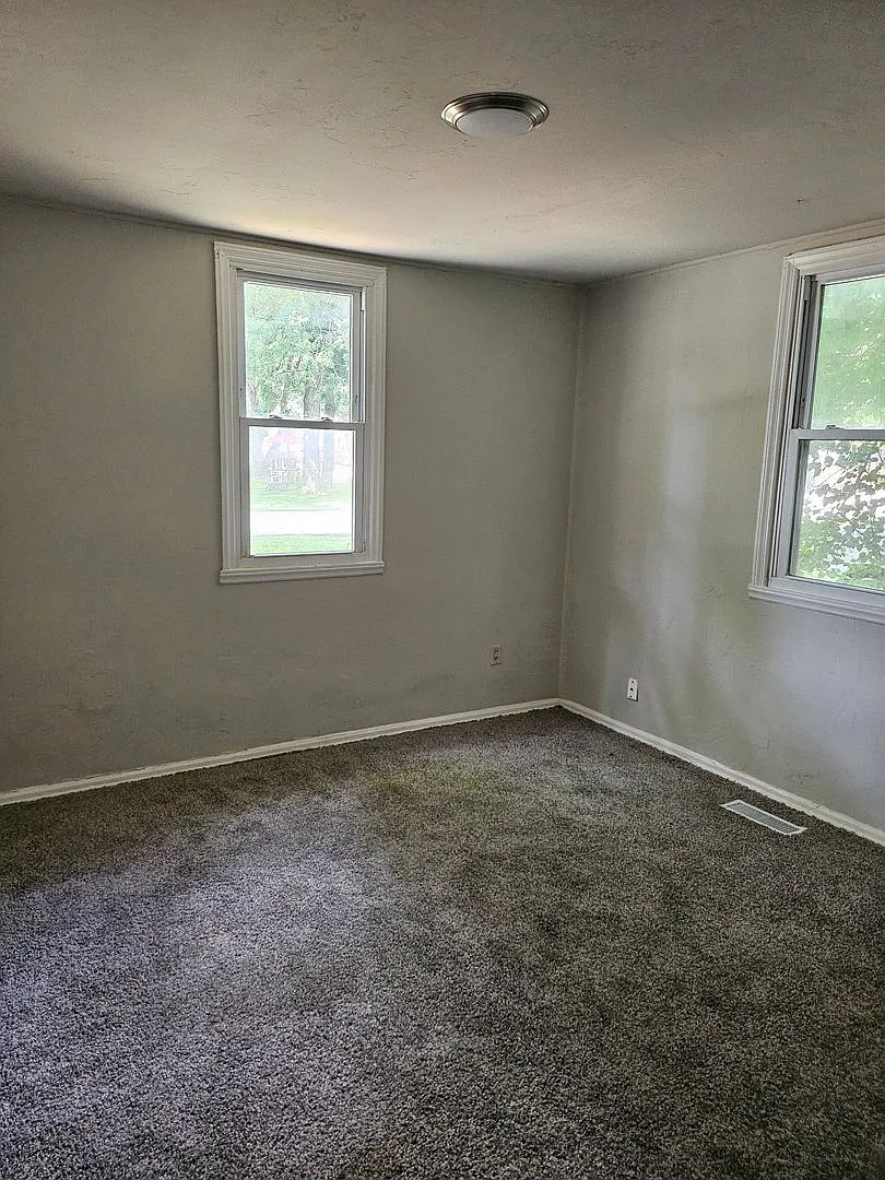 2 bed house with a garage EHA Approved — Photo 4