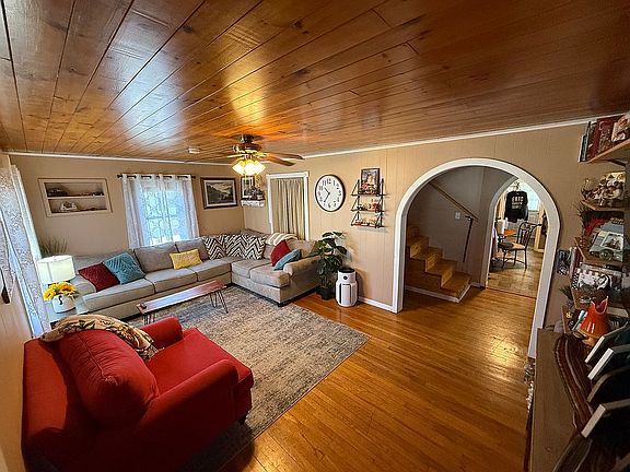 3rd image of 211 Valley Dr