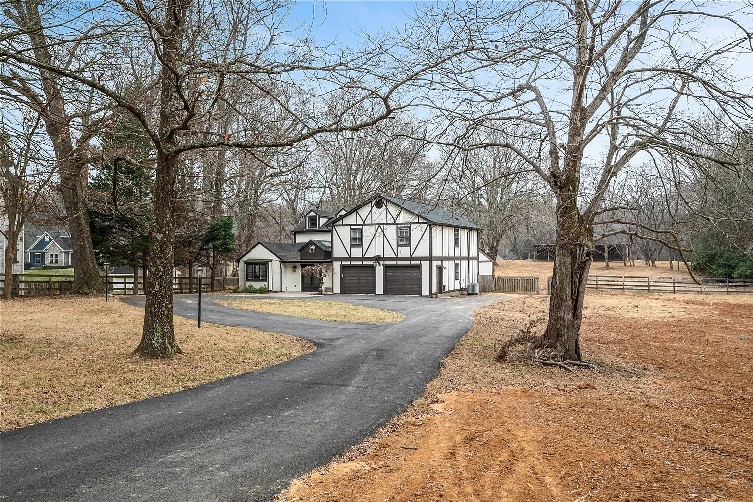5 bed, 3562 sqft, $6,895 — Photo 2