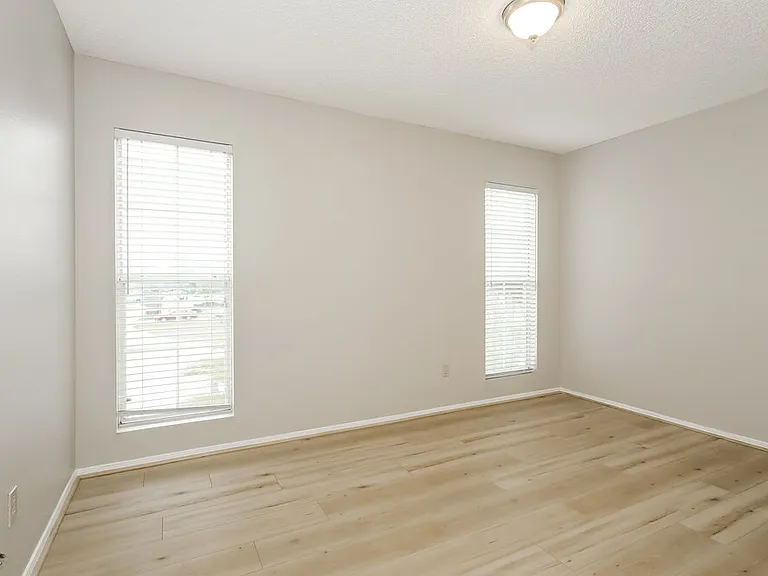653 Staffordshire Dr E — Photo 12