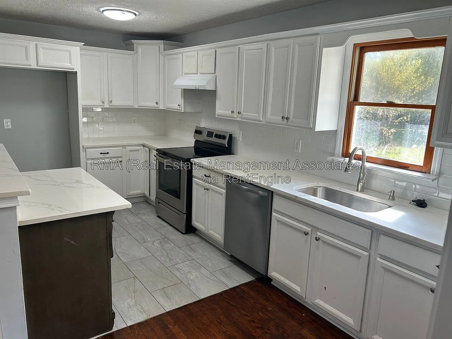 3 bed, 1.0 bath, 1219 sqft, $1,700 — Photo 3