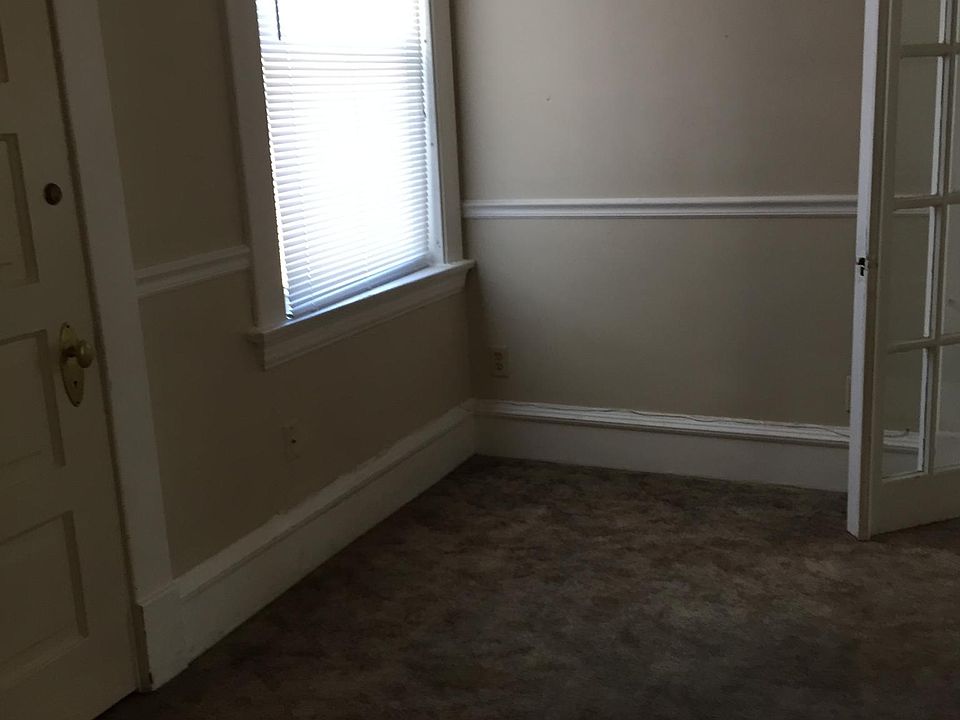 2nd image of 907 E Locust St APT 6