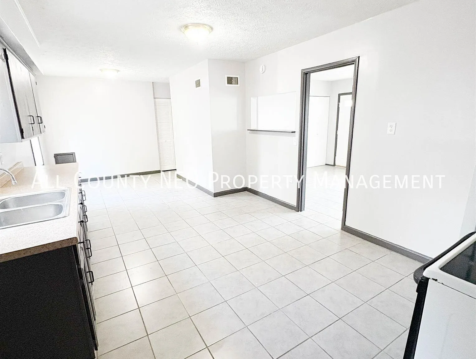 Bright & Spacious 3-Bedroom Home with Fenced Yard! — Photo 3