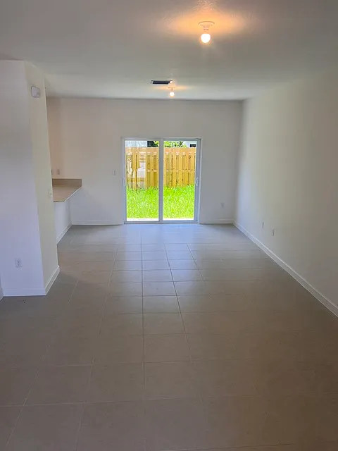 3 bed, 2.5 bath, 1334 sqft, $2,600 — Photo 2