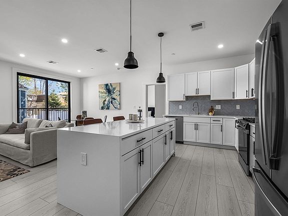 4th image of 74 Burt St #201