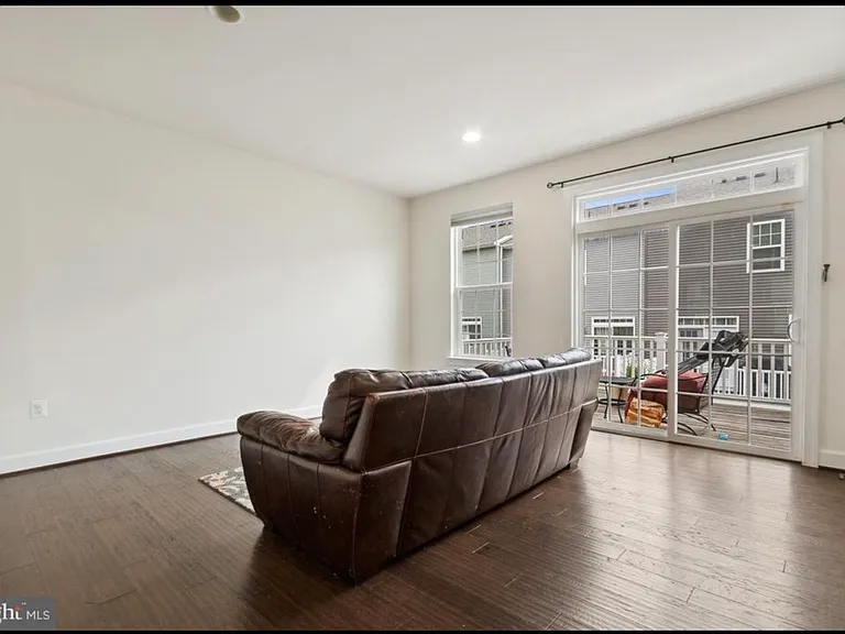 Caledonia Meadow Dr — Photo 20
