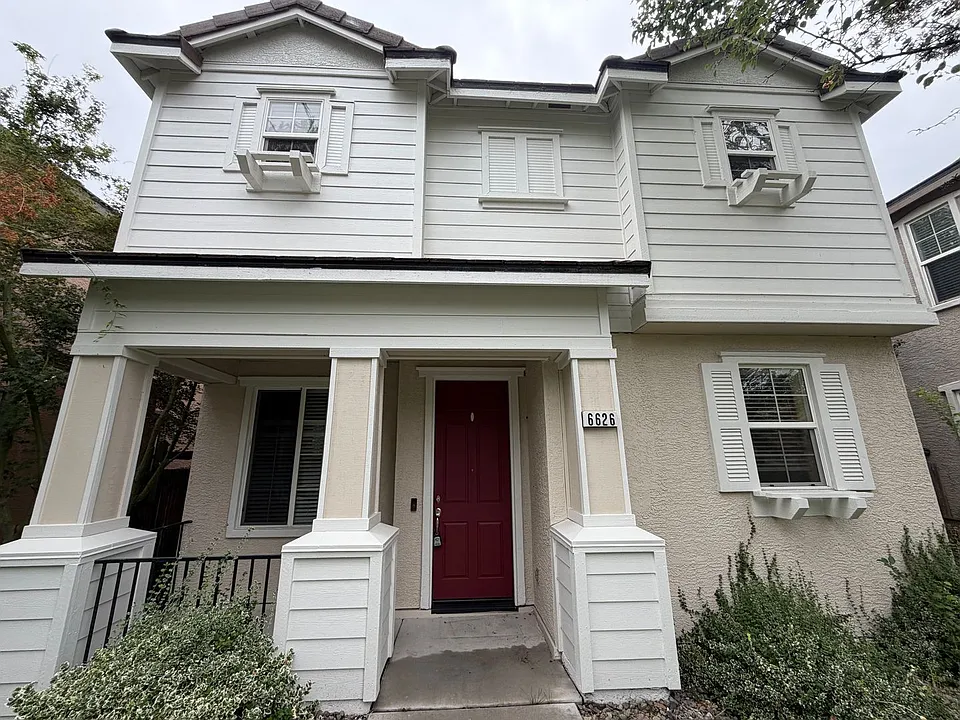 6626 N Latour
